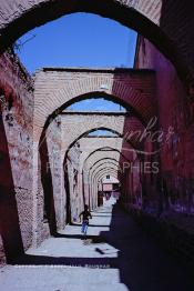 Image du Maroc Professionnelle de  Un petit garçon cours dans une rue de la médina au quartier El Kasbah de Marrakech, Samedi 22 Février 1987. (Photo / Abdeljalil Bounhar)